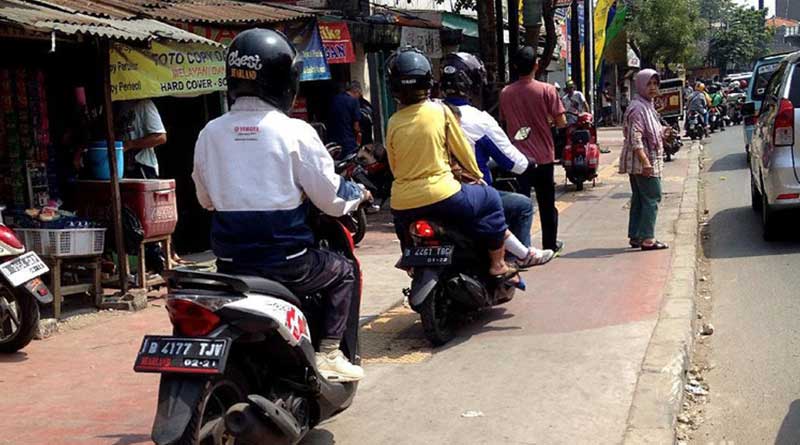 Di Larang Mengemudi Di Atas Trotoar