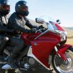 5 Aturan Jadi Penumpang Motor yang Baik Selama di Jalan