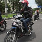 5 Kebiasaan Buruk Ini Jangan Dilakukan Saat Naik Motor