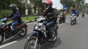 5 Kebiasaan Buruk Ini Jangan Dilakukan Saat Naik Motor