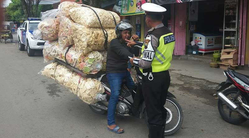 bawa-beban-berlebih-di-motor-bahaya