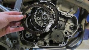 Yuk Ketahui Penyebab Kampas Kopling Motor Cepat Aus