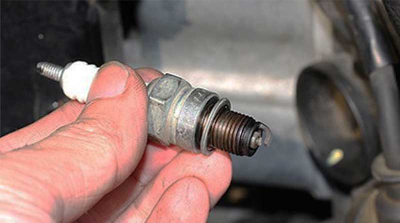 10 Penyebab Motor Mati Mendadak Beserta Solusinya! Busi kotor bisa menyebabkan motor mati mendadak