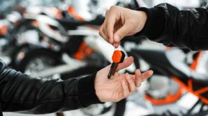 Beli Motor atau Rumah Dulu? Pertimbangkan Hal Ini