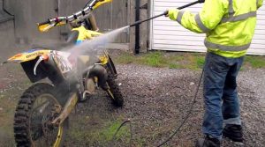 Cara Mencuci Motor dengan Benar Agar Bersih dan Mengkilap