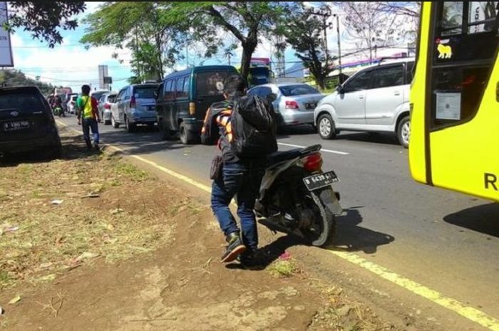 10 Penyebab Motor Mati Mendadak Beserta Solusinya! Kehabisan bahan bakar mengakibatkan motor mati mendadak