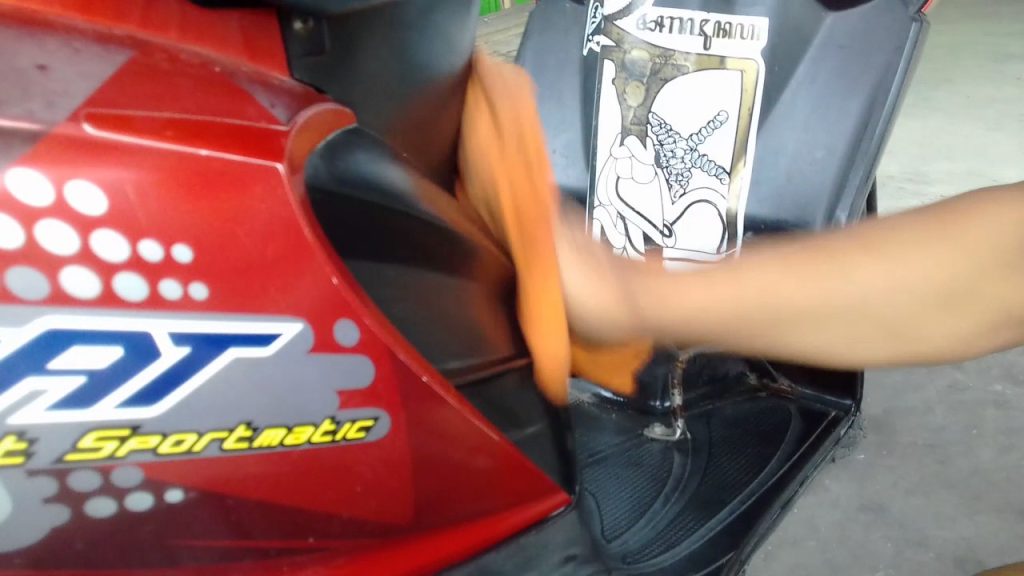 Bersihkan body bekas sisa lem