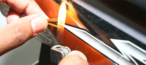 Panaskan Bagian Stiker Motor