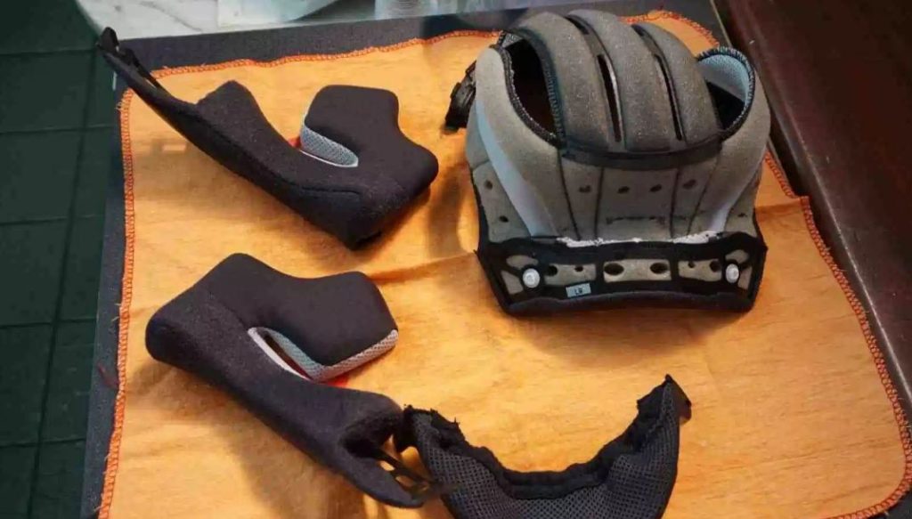 Membersihkan Helm Trail, Melepas Busa Tipis