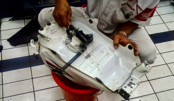 cara membersihkan karat tangki motor