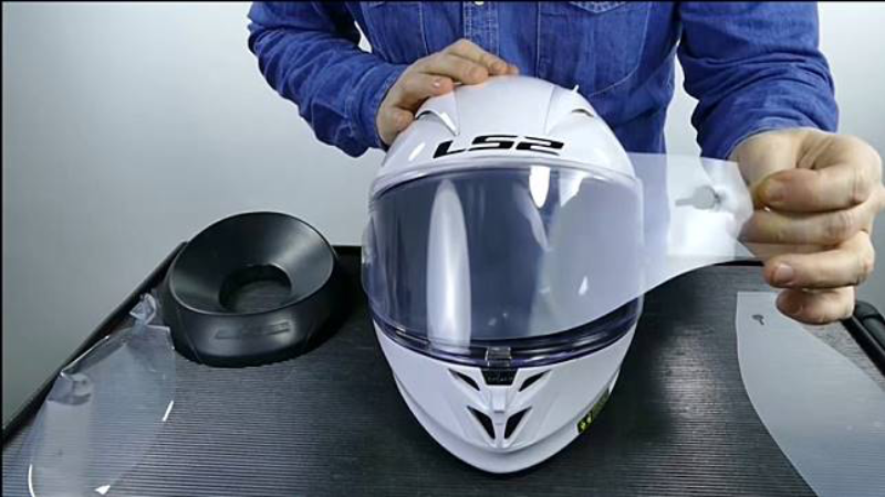 Cara membersihkan kaca helm