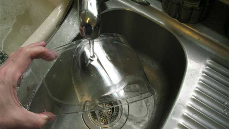 Cara membersihkan kaca helm