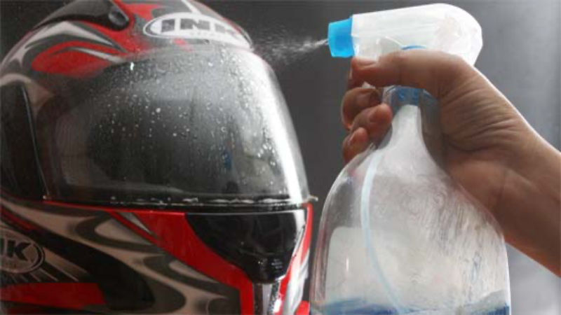 Cara membersihkan kaca helm