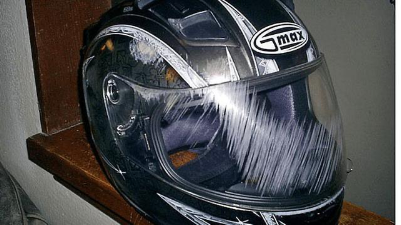 Cara membersihkan kaca helm