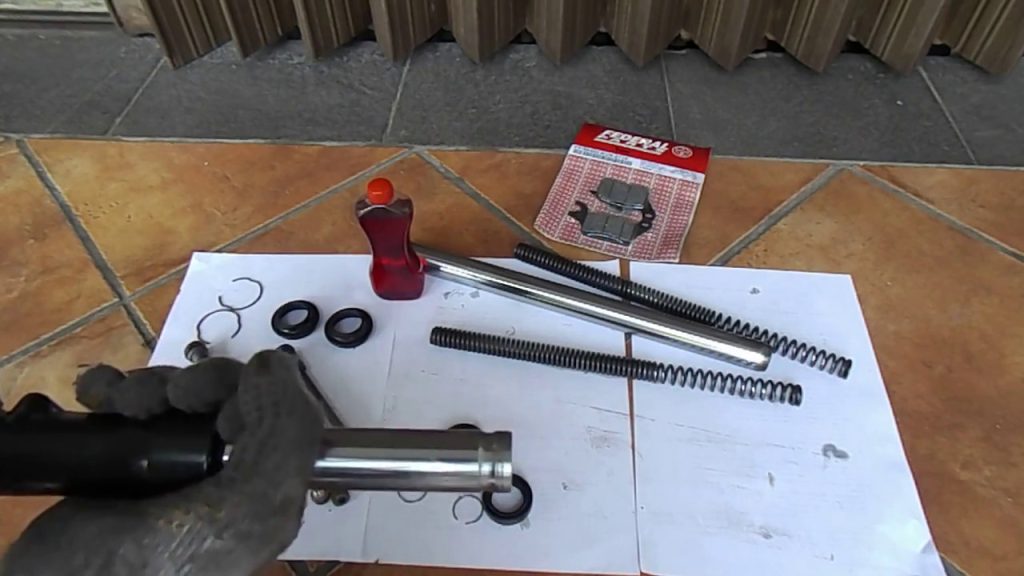 Cara Merawat Shockbreaker Motor, Bersihkan bagian dalam shock