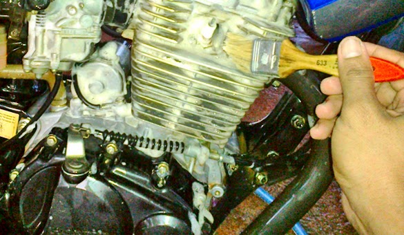 Cara Membersihkan mesin motor dengan pencuci piring