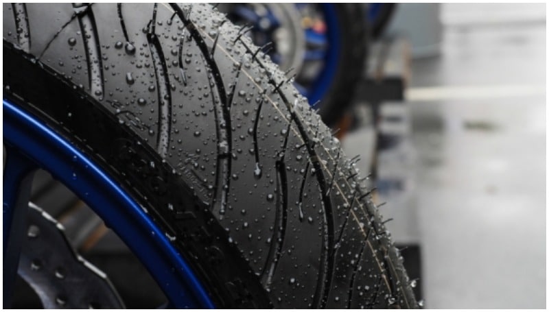 Cara memilih ban yang tidak licin saat hujan