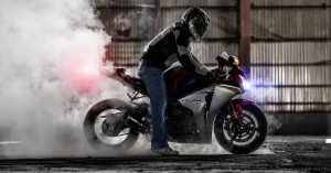 11 Penyebab Motor Ngebul Keluar Asap Putih dan Solusinya