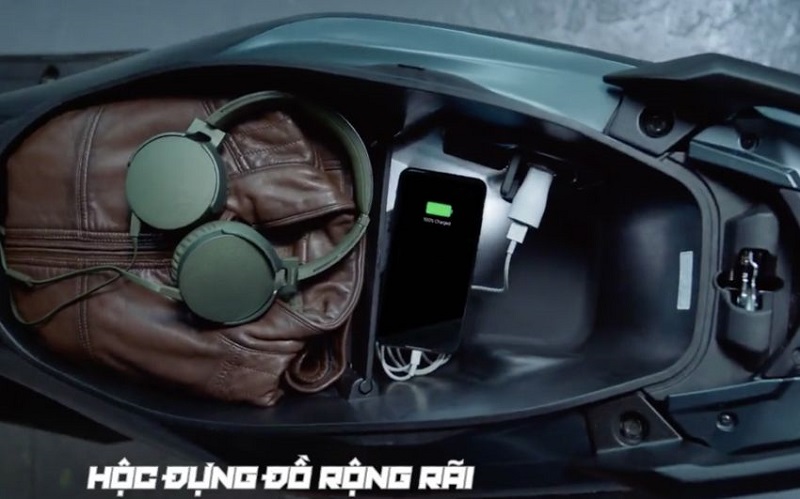 Honda Air Blade Vs Vario, Rival Yamaha Aerox bagasi luas