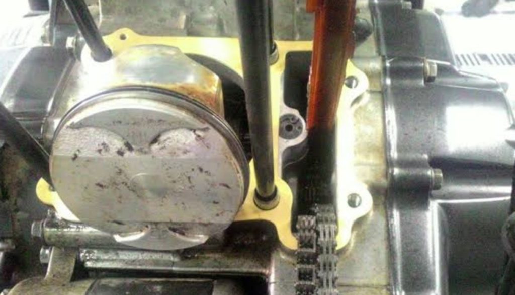 11 Penyebab Motor Ngebul Keluar Asap Putih dan Solusinya Penyebab Motor Ngebul Asap Putih Packing kepala silinder