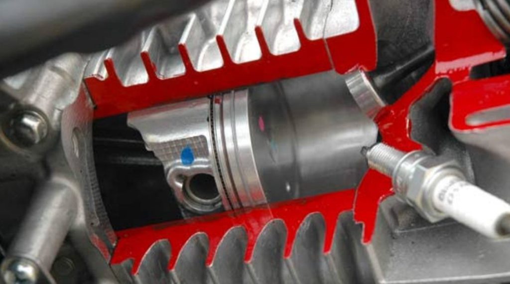 11 Penyebab Motor Ngebul Keluar Asap Putih dan Solusinya Ruang Pembakaran Motor