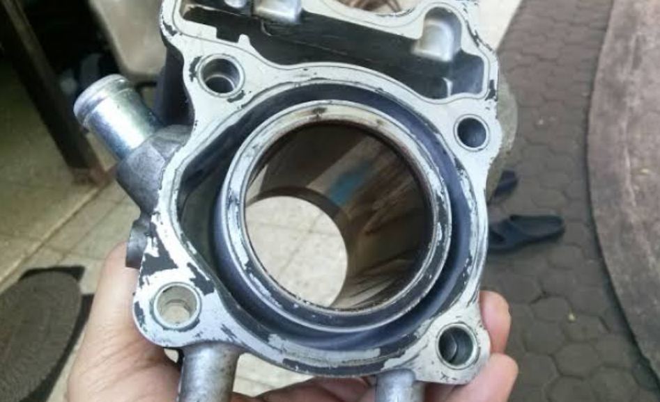 11 Penyebab Motor Ngebul Keluar Asap Putih dan Solusinya Penyebab Motor Ngebul Asap Putih Silinder Motor