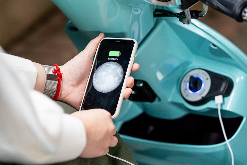 Harga Suzuki Saluto Mahal, Mending Vespa LX 125? Suzuki Saluto vs Vespa LX 125