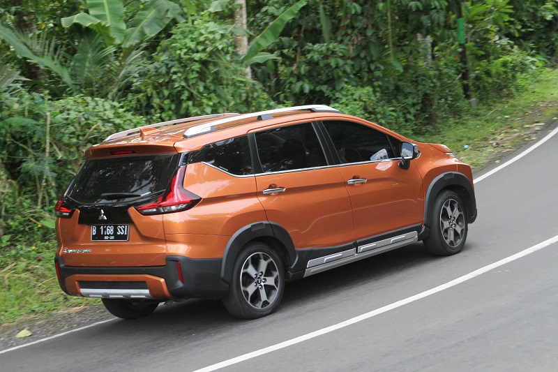 test drive xpander cross