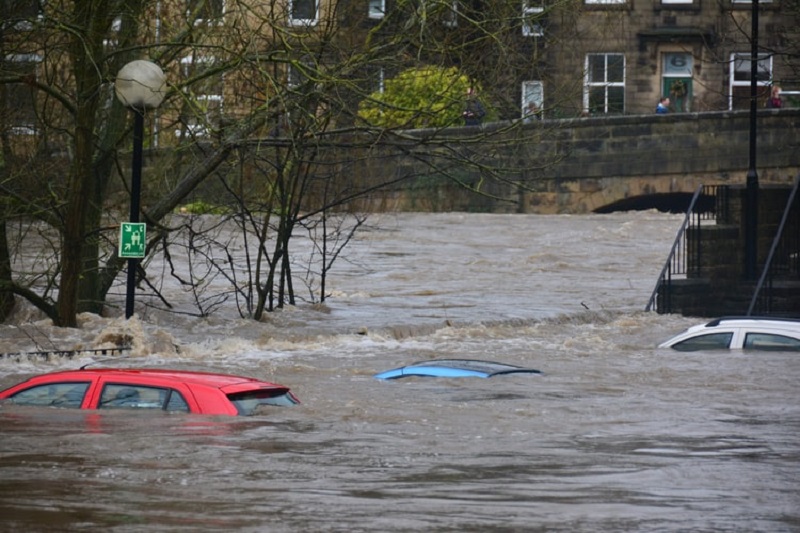 Mesin mobil terkena air (water hammer)