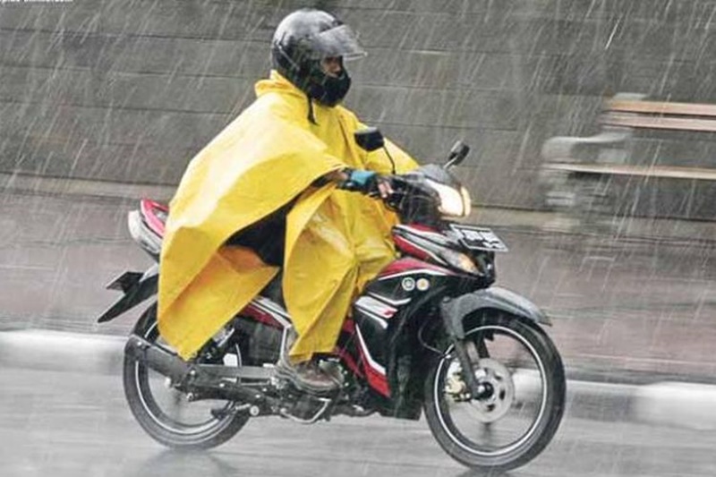 5 Bahaya Menggunakan Jas Hujan Ponco, Masih Mau Pakai? Jas hujan ponco