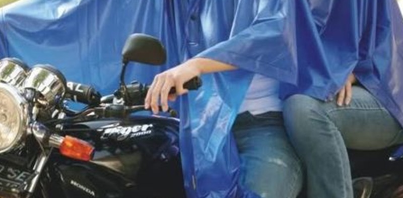 5 Bahaya Menggunakan Jas Hujan Ponco, Masih Mau Pakai? Penggunaan jas hujan ponco di motor gede