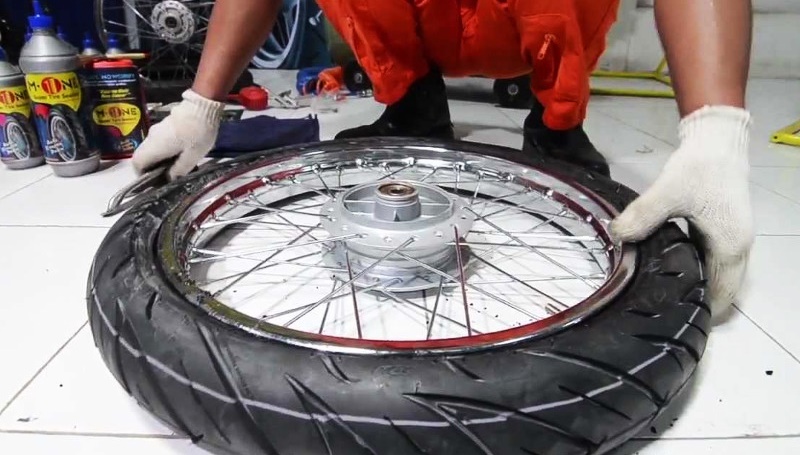 3 Cara Agar Velg Jari jari Bisa Pakai Ban Tubeless. goozir