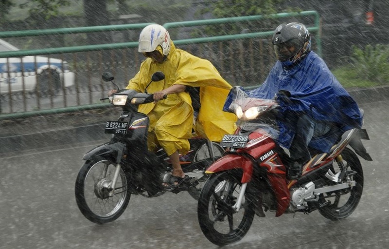 5 Bahaya Menggunakan Jas Hujan Ponco, Masih Mau Pakai? Mantel ponco
