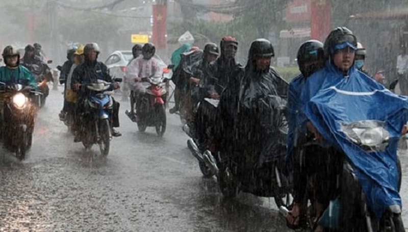5 Bahaya Menggunakan Jas Hujan Ponco, Masih Mau Pakai? Jas Hujan Ponco membahayakan diri sendiri dan orang lain