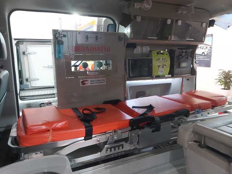 Daihatsu Luxio Ambulans dilengkapi dengan perangkat medis