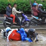 5 Bahaya Menggunakan Jas Hujan Ponco, Masih Mau Pakai? - Tuwaga