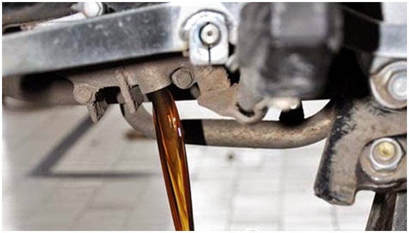 cara membersihkan oli mesin yang bercampur air