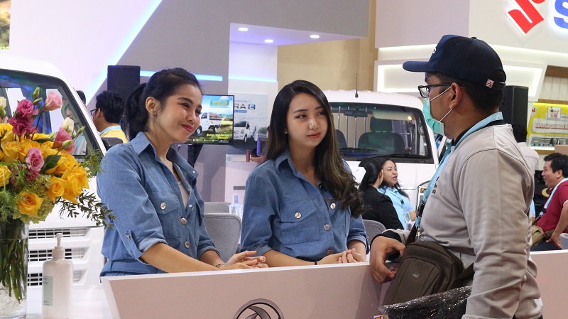 Usher SPG otomotif dengan gaji besar