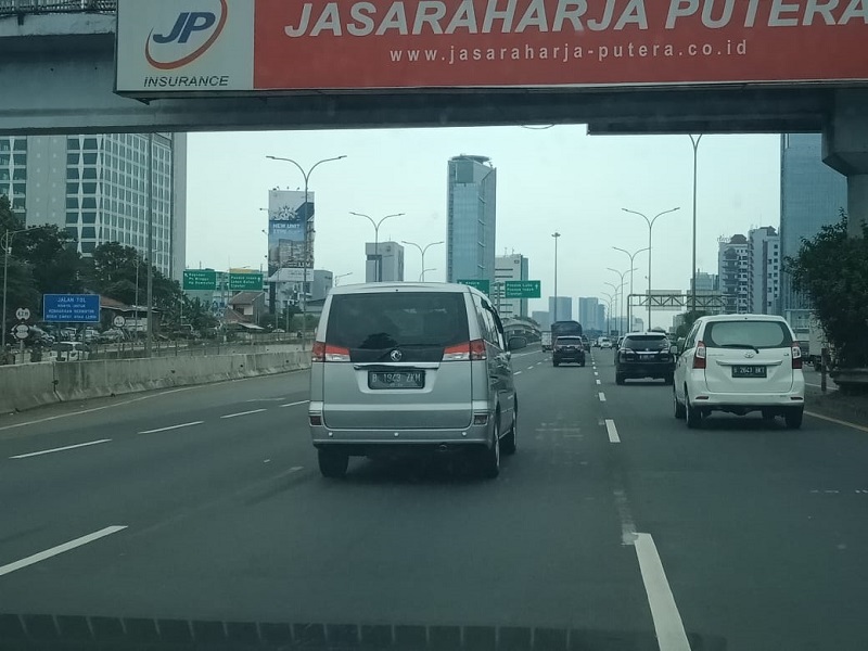 MPV DFSK Tertangkap 'Wara-Wiri' di Ibu Kota, Kembaran Serena? ZNA Succe