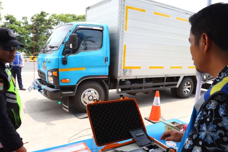 Kendaraan Kelebihan Muatan dalam pengawasan