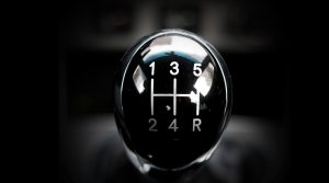 10 Cara Belajar Setir Mobil Manual Termudah, Kuasai Teorinya!