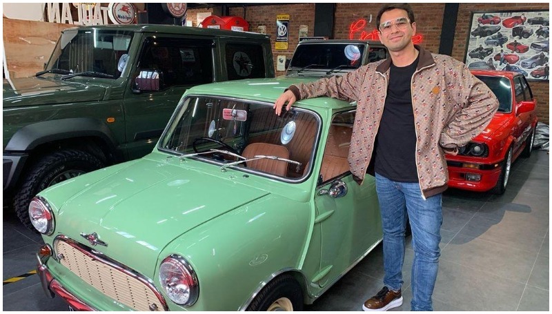 Raffi Ahmad bersama Morris Mini Cooper Mk1 barunya