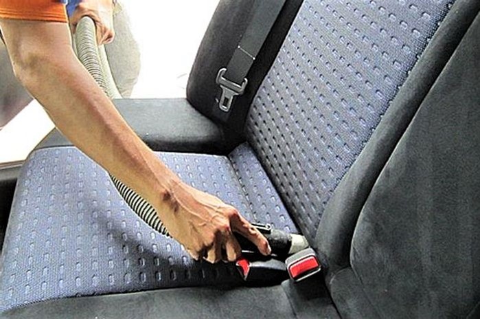 Cuci Jok Mobil Sendiri di Rumah? Ini Caranya Vacuum cleaner