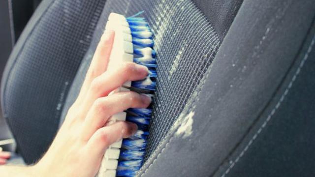 Cuci Jok Mobil Sendiri di Rumah? Ini Caranya Cuci jok mobil berbahan kain