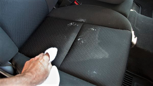 Cuci Jok Mobil Sendiri di Rumah? Ini Caranya Bersihkan jok
