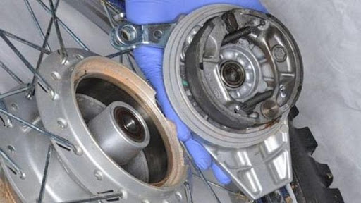 cara memasang kampas rem