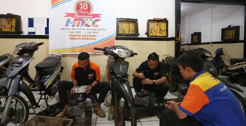 7 Rekomendasi Kursus Mekanik Motor untuk Kamu! Kegiatan praktek HMTC