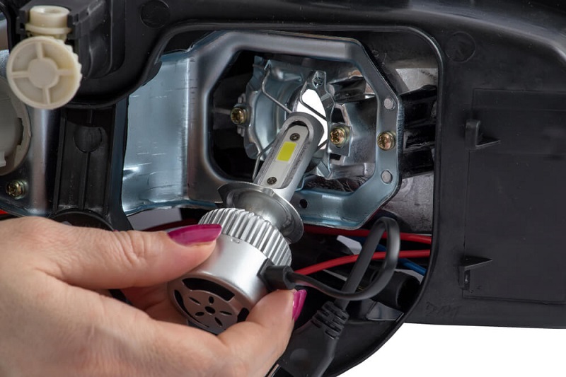Sistem penerangan sepeda motor dilengkapi lampu high beam dan low beam