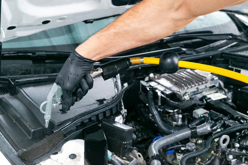 Cara Membersihkan Mesin Mobil di Rumah Saja Cara membersihkan ruang mesin, pastikan dalam kondisi kinclong dan kering