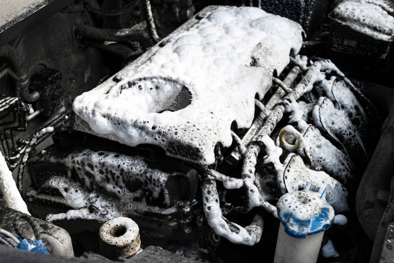 Cara Membersihkan Mesin Mobil di Rumah Saja Mesin dibersihkan dengan sabun cuci mobil